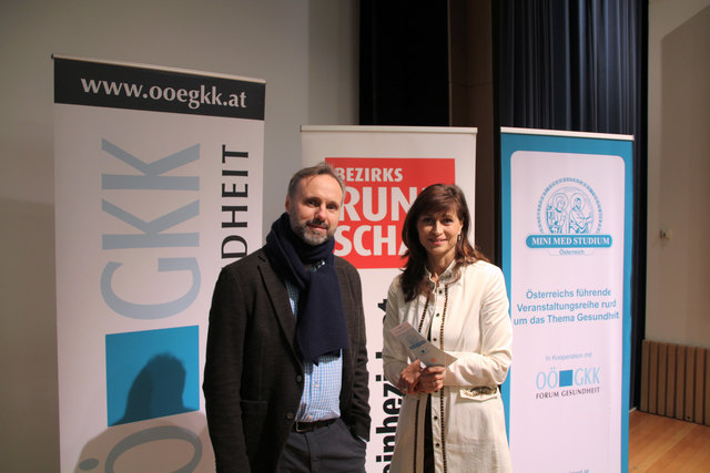 Urologe Steffen Krause (Kepler Universitäts Klinikum) gemeinsam mit Moderatorin Christine Radmayr.