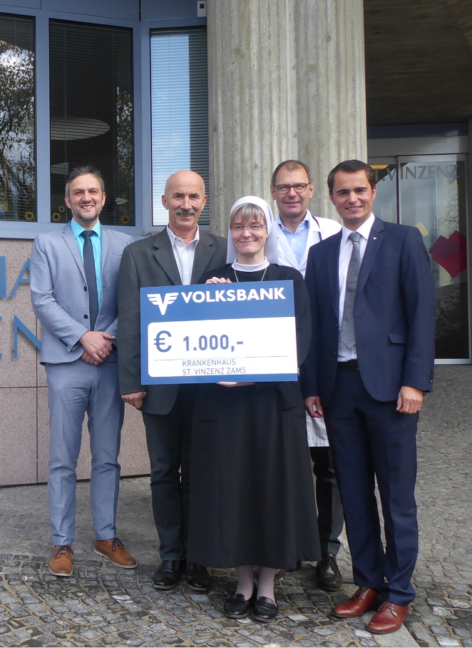 Reinhold Mungenast, Leiter der Volksbank-Hauptgeschäftsstelle in Landeck, Dipl. KH-Bw. Bernhard Guggenbichler, Schwester Barbara Flad, Prim. Univ.-Prof. Dr. Ewald Wöll, Michael Jörg, Volksbank-Regionaldirektor für das Oberland.