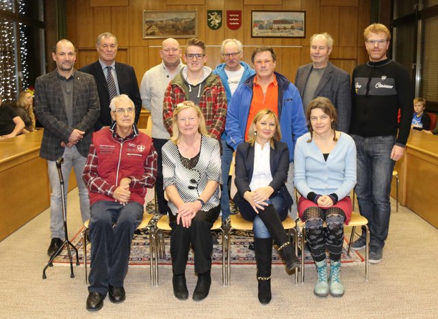 Die Vereinsvertreter die sich besonders für die Jugendarbeit einsetzen mit den Vertretern der Stadtgemeinde.