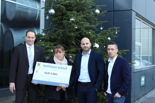 CEO Rob van Gils (l.), Sales Manager und Präsident von "Human Benefiz" Christoph Aichinger (2. v. r.) sowie Berhard Salhofer (r.) von "Human Benefiz" bei der Scheckübergabe﻿. | Foto: HAI