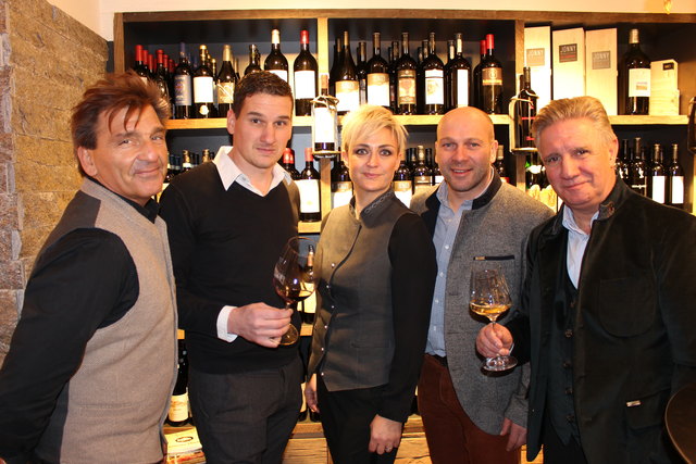 Marcel Bakhsh, Jonny Wegleitner, Claudia Bakhsh, Reinhard Tumler und Rudolf Plangger begrüßen 150 Gäste.
