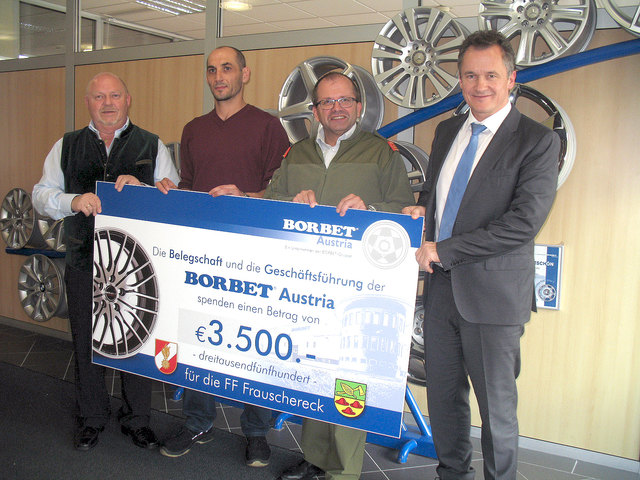 Betriebsleiter J. Hofmann, Betriebsrat H. Demenew, Feuerwehrchef E. Feichtenschlager und Borbet-GF Helmuth Huber bei der Scheckübergabe﻿﻿. | Foto: Borbet Austria