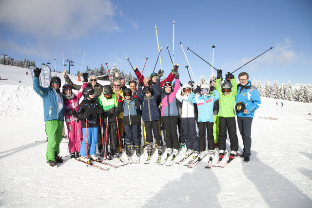 „Netzwerker mit einer der Schülergruppen beim Salzburger Schulskitag“ | Foto: Raiffeisen