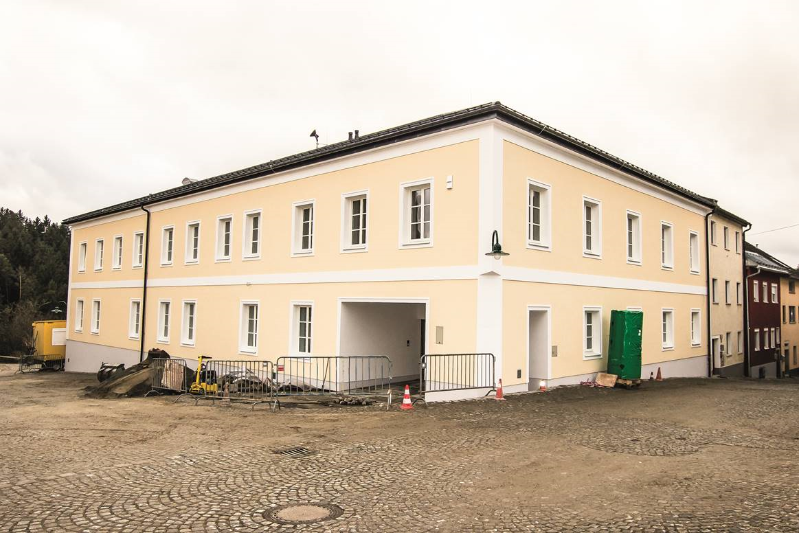 Die Umbau- und Sanierungsarbeiten beim ehemaligen Webereimuseum sind abgeschlossen. Es ist zu einem Gesundheitszentrum geworden.