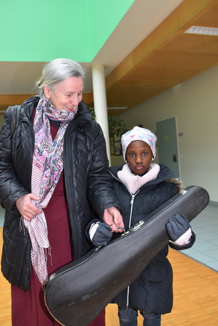 Die siebenjährige Divine Biira freut sich über ihr neues Musikinstrument.