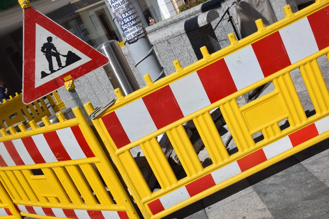 Die Bernhard Wicki-Straße wird von der Dr. Karl Renner-Promenade in Fahrtrichtung Süden zum Schulring (B1) als Einbahn geführt. | Foto: Werilly/Symbolfoto