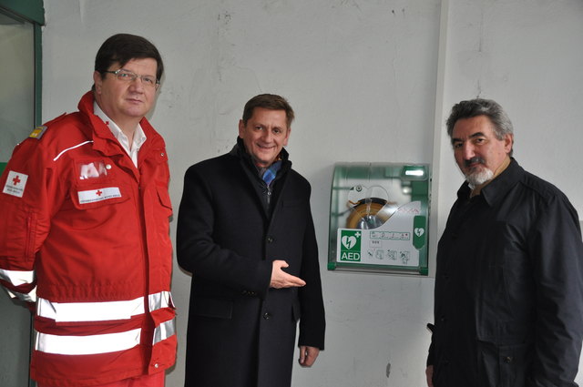 Neuer Defibrillator am Leobener Hauptplatz: Josef Himsl, Bezirksgeschäftsführer des Roten Kreuzes Leoben, Bürgermeister Kurt Wallner undWalter Fuhrmann, Obmann von styriamed.net Leoben (v.l.)