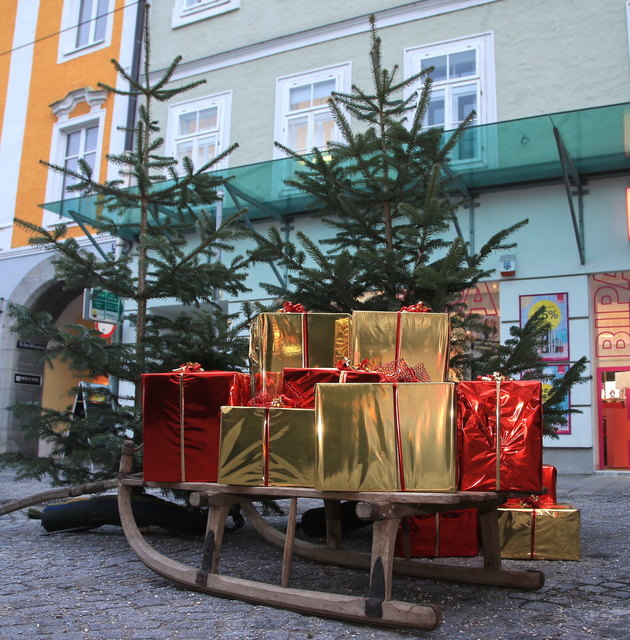 Auf der Suche nach originellen wie praktischen Weihnachtsgeschenken wird man in Vöcklabruck immer fündig. | Foto: Helmut Klein