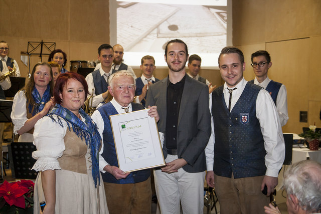 Am 8. Dezember überraschte der MV Weinitzen Toni Schöpfer mit der Ernennung zum Ehrenkapellmeister. V.l.n.r.: Elke Höfler, Toni Schöpfer, Bezirkskapellmeister-Stv. Christoph Posch und MV-Weinitzen-Obmann Roman Großschädl | Foto: Pici Trapp