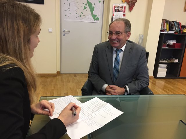 Bezirksvorsteher Leo Plasch (SPÖ) beim Neujahrsinterview mit bz-Redakteurin Maria-Theresia Klenner. | Foto: Aigner