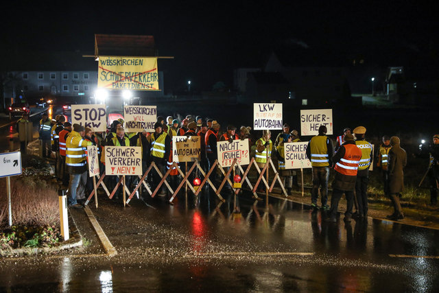 Etwa 60 Personen demonstrierten beim Kreisverkehr zur Ortseinfahrt. | Foto: laumat.at/Matthias Lauber