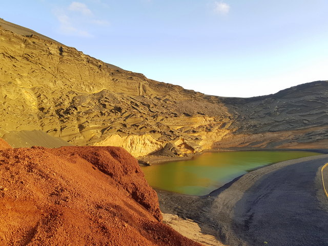 Sichelförmig liegt die Lagune im Bogen eines teilweise im Meer versunkenen Vulkankraters in etwa dreißig Meter Entfernung zur Küste. Seine leuchtend grüne Farbe hat der See dem Einfluss der Alge Ruppia Maritima zu verdanken. Da das Wasser der Lagune extrem salzhaltig ist, bietet es der Alge optimale Lebensbedingungen. Da sie unterirdisch mit dem Meer verbunden ist, wird die Lagune immer wieder mit frische