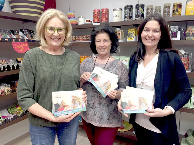 Riki Vogler vom Weltladen, kfb-Chefin Gemeinderätin Margit Adam und Stadträtin Melanie Eckhardt (v.l.) mit dem ÖVP-Rezeptbuch | Foto: zVg