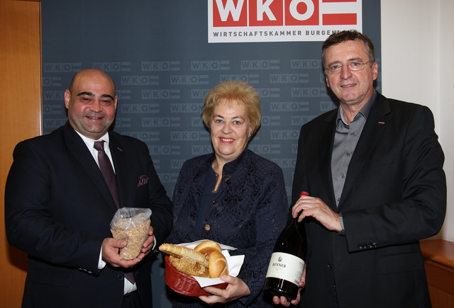Freude über die steigenden Agrarexporte: Hannes Mosonyi, LR Verena Dunst und Helmuth Renner | Foto: WK