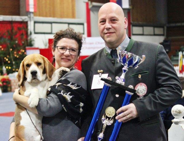 Den Champion "Dollar" im Arm: Helena und Thomas Tomkahazy-Hajek | Foto: Andrea Haider