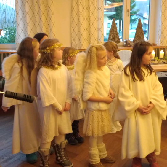 Kinder der Volkschule Scheffau kamen zur Weihnachtsfeier des Senioren-Bundes und zeigten Hirten-und Weihnachtsspiele