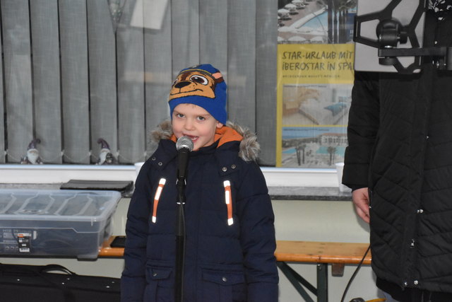 Felix Riederer (6) sang sowohl solo ...