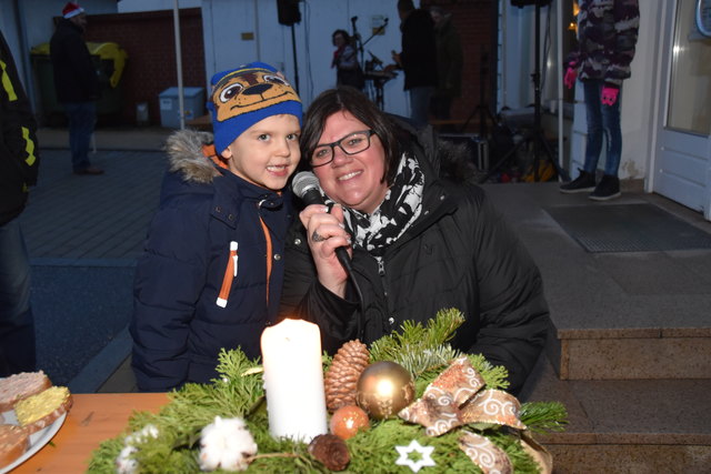 Felix (6) und Mama Michaela sangen gemeinsam.