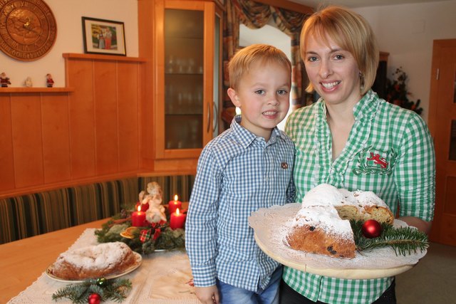 Mathilde Goltschnigg mit ihrem Sohn Christoph, der Weihnachtsgebäck liebt