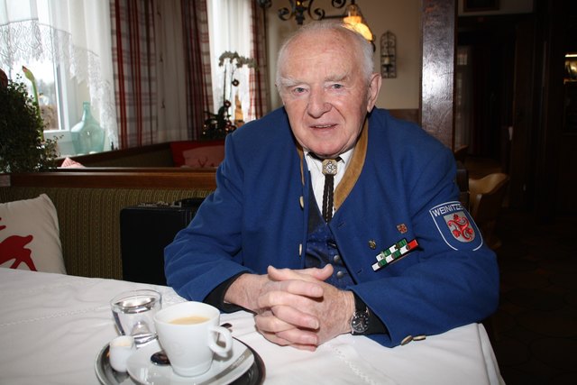 Als Musiker mit absolutem Gehör hat Toni Schöpfer auch das soziale Gespür für zwischenmenschliche Töne. Der 87jährige aus Weinitzen ist jüngst ernannter Ehrenkapellmeister und bringt als Neujahrsgeiger Glück- und Segenswünsche.