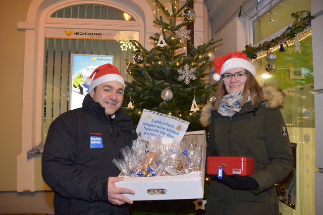 Die Bezirksblatt-Mitarbeiter Robin Pelzmann und Viviane Jandrisits boten Bezirksblätter-Lebkuchen aus dem Hause Lendl feil - gegen Spende selbstverständlich.