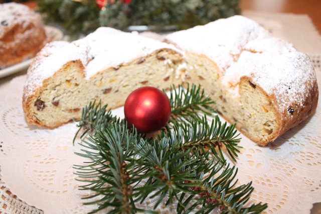 In der Weihnachtszeit ist der Christstollen oder Weihnachtsstollen in vielen Häusern zu finden