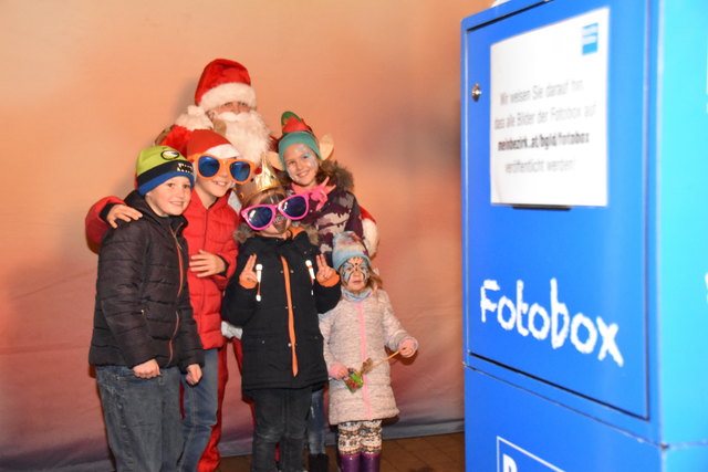 An der Bezirksblätter-Fotobox ließen sich Besucher in allerlei Posen abbilden.