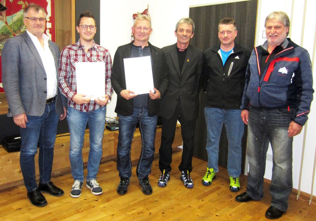 Die Geehrten Thomas Hechenberger und Wolfgang Schweinester mit Bgm. Gerhard Obermüller (li.), SV-Obmann Hans-Peter Krepper, Jürgen Guggenbichler und TSV-Vizepräsident Georg Schwenter. | Foto: Gernot Schwaiger