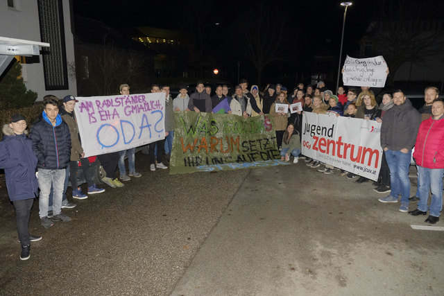 Eine spontane Kundgebung fand vor der Gemeinderatssitzung statt. | Foto: JCUV