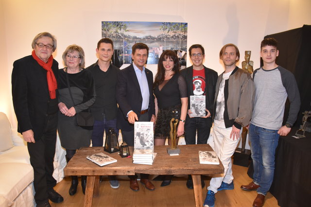 Das Buch über Rudi Hiden präsentierte Autor David Herrmann-Meng (3.v.r.) im Kreise von Kunstschaffenden.