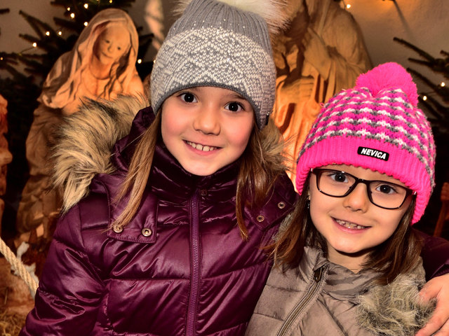 Voller Vorfreude auf das Christkind: Rabea und Finja Stolz