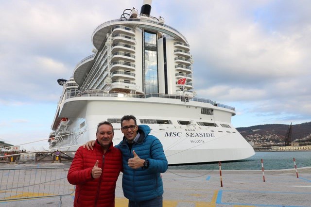 Klaus und Andreas Sagmeister vor dem neuen Kreuzfahrtschiff. | Foto: Privat
