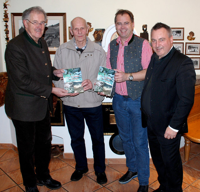 Von links: Autor Wolfgang Rebitsch, Holzknecht Georg Auer, Bürgermeister Hannes Neuhauser und Verleger Martin Reiter.
﻿