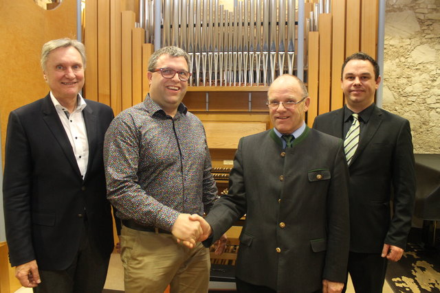 Bürgermeister Wolfgang Veitz, Martin und Karl Buchegger, Kapellmeister Arnold Renhardt (v.li.)