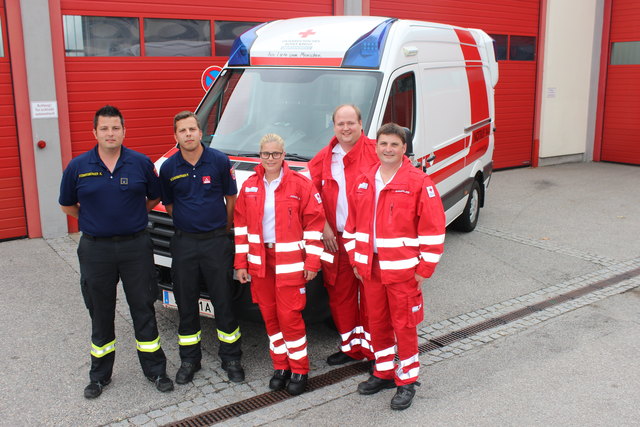 Sie retteten das Leben eines Autolenkers: Klaus Königsberger (von links), Paul Königsberger und die Rettungssanitäter Rebecca Prohaska, Bernhard Leban und Johann Burgholzer.
