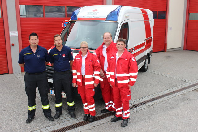 Sie retteten das Leben eines Autolenkers: Klaus Königsberger (von links), Paul Königsberger und die Rettungssanitäter Rebecca Prohaska, Bernhard Leban und Johann Burgholzer. | Foto: OÖRK/Hartl