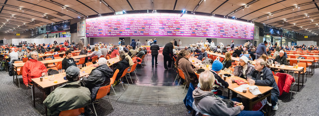 Das erste Fest für Adressenlose fand im Dezember 1998 mit 30 Besuchern statt. Mittlerweile kommen rund 1.000 Menschen in die Stadthalle.