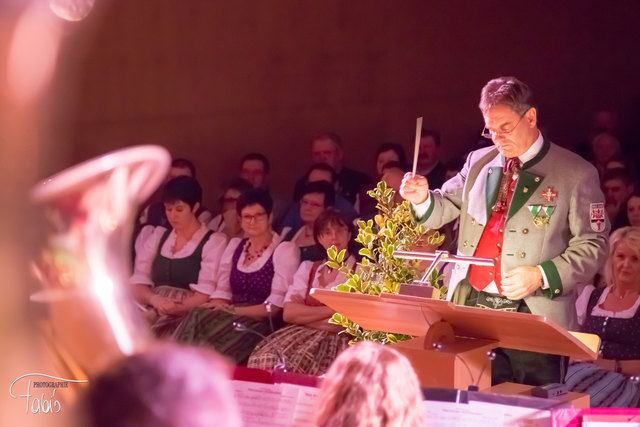 Kapellmeister Harald Lederer in seinem Element beim Weihnachtskonzert in Bad Gams. | Foto: Fabi´s Photographie
