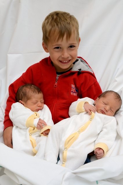 Vivien und Selina Datum: 24.4.2017 Eltern: Tanja und Robert Achmann Geburtsort: LKH Graz Größe: 46 & 43 cm Gewicht: 2534 & 2476 g | Foto: babysmile