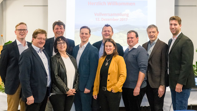 Der neue Vorsitzende Andreas Kristan (3. v. li., vorne) mit seinem Team und Bgm. Thomas Krainz (li., vorne)