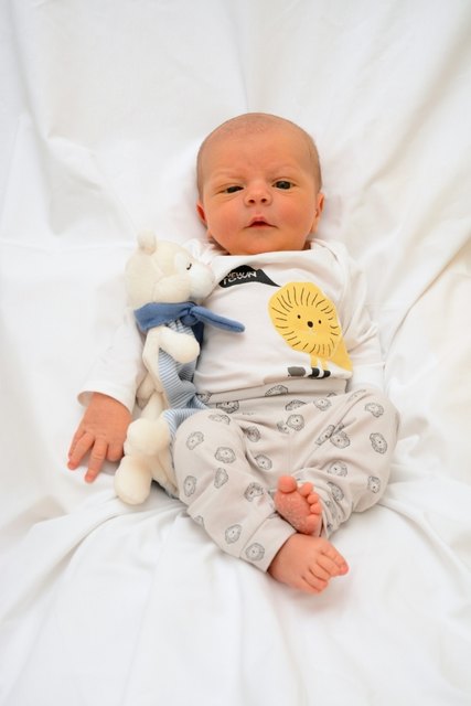 Lev Datum: 24.4.2017 Eltern: Jennifer und Darius Plesa Geburtsort: LKH Graz Größe: 53 cm Gewicht: 4000 g | Foto: babysmile