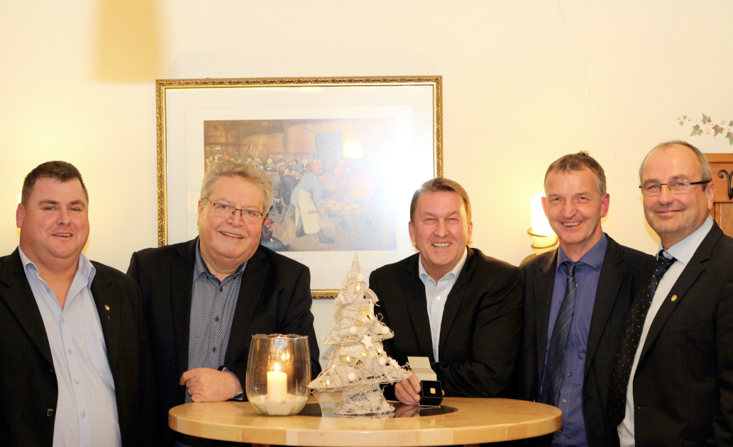 Thomas Stauber (Ehrennadel Gold), Sportstadtrat Ferdinand Bogenreiter, Manfred Huber (Ehrenring), Obmann-Stellvertreter Reinhard Hirner und Obmann Hubert Ströbitzer