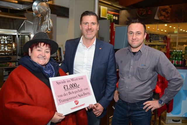 Waltraud Schlaffer wurde von Transgourmet-Marktleiter Hannes Nestelbacher und BR Ewald Friedl ein Spendenscheck über 1.000 Euro überreicht. Fotos: Pfister