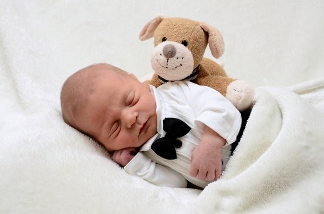 Jonas Datum: 26.4.2017 Eltern: Claudia und Nikola Nikcevic Geburtsort: Privatkl. Ragnitz Größe: 48 cm Gewicht: 2660 g | Foto: babysmile