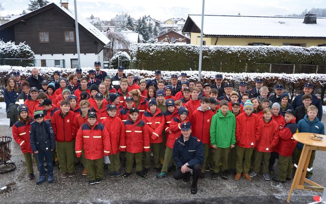 Gruppenbild der Feuerwehrjugend und deren Betreuern
