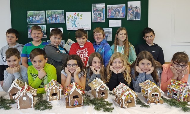 Rechtzeitig vor Weihnachten fertigten die Schülerinnen und Schüler der Naturparkschule Lockenhaus mit Begeisterung ein Lebkuchenhaus. Es wurde gemessen, geschnitten, gebacken und verziert. Die Deko besteht aus bunten Naschereien. Gummibärchen, Smarties, Nüsse … – der Fantasie sind keine Grenzen gesetzt.