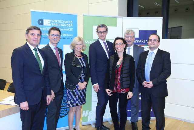 Raiffeisenbank-Direktor Franz Pösinger (Stockerau), Steuerberater Johann Lehner, Landesgerichtspräsidentin Christa Zemanek, Rechtsanwalt Werner Borns, AK Bezirksstellenleiterin Anna Schrittwieser, Gerhard Forstner (Landesgericht Korneuburg) und Simon Kandlhofer (Notariat Stockerau).