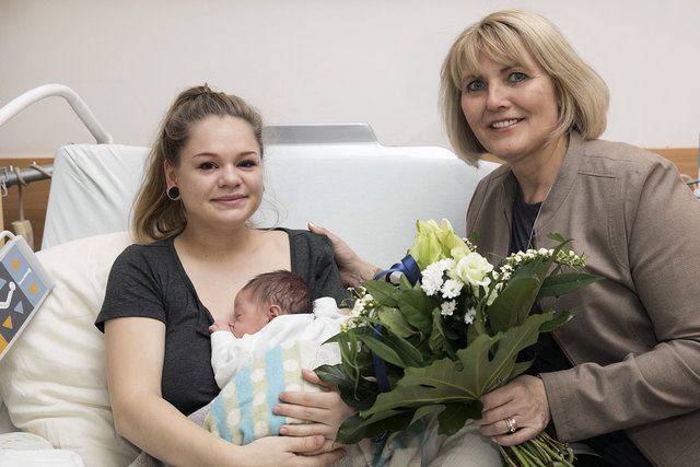 Das 2.000 YoungMum-Baby: Der kleine Theodor mit seiner jugendlichen Mama Tamara und Nisfeta Pacic, Leiterin von YoungMum | Foto: Vinzenz Gruppe/KHG