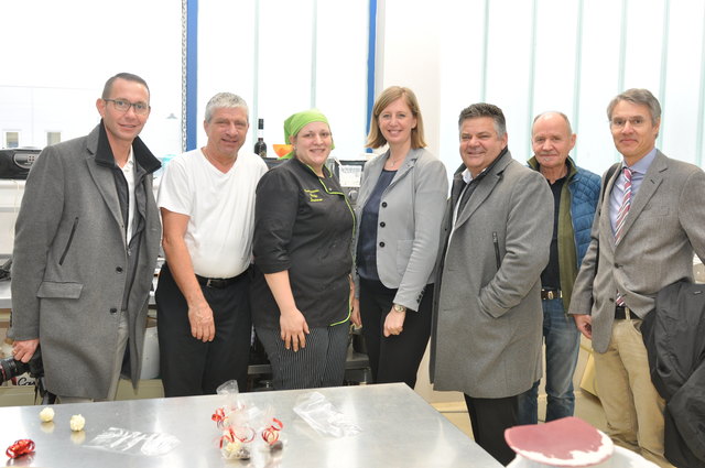 Die Delegation mit Wirtschaftslandesrätin Barbara Eibinger-Miedl an der Spitze war auch in der Konditorei Trummer zu Gast.