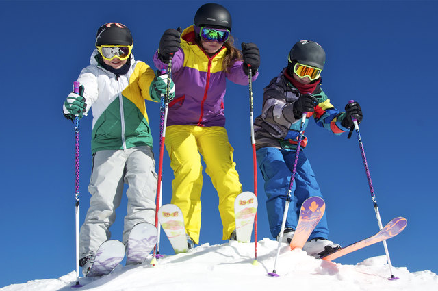 Auf dem Weg zu einer Generation der Ski-Muffel? Gerade im städtischen Bereich nimmt die Skikurs-Teilnehmerzahl ab. | Foto: fotolia/akiebler